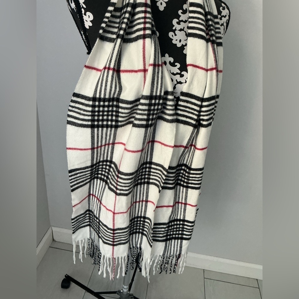 Elegant  Black and White Cashmere Plaid Scarf - Picture 3 of 9